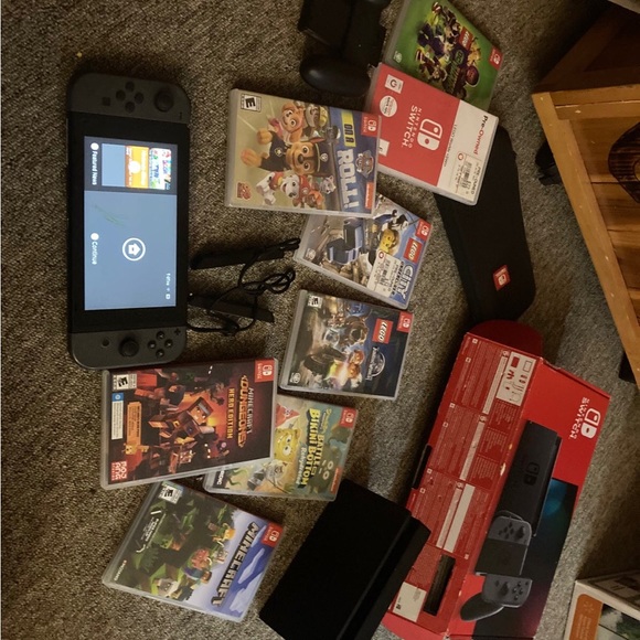 Nintendo Switch Console - Picture 3 of 11